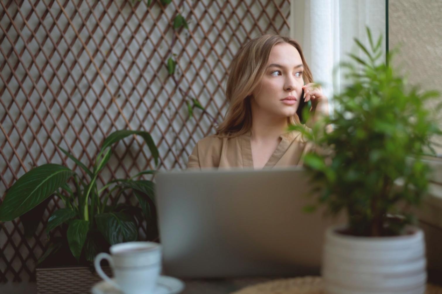 Bureau collaboratif avec documents financiers et ordinateurs